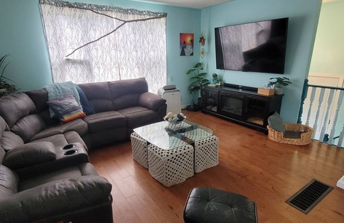 Aylmer House | Indoor pool, hottub & video game room, near beach