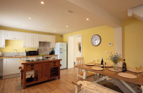 Toppesfield Cottage | Indulge in elegance at Toppesfield Hall Cottage: Hot Tub, Tennis, Bike Hire, Relaxation Treatments!