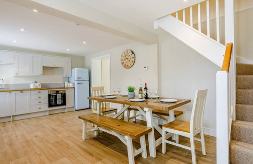 Toppesfield Cottage | Indulge in elegance at Toppesfield Hall Cottage: Hot Tub, Tennis, Bike Hire, Relaxation Treatments!