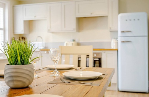 Toppesfield Cottage | Indulge in elegance at Toppesfield Hall Cottage: Hot Tub, Tennis, Bike Hire, Relaxation Treatments!