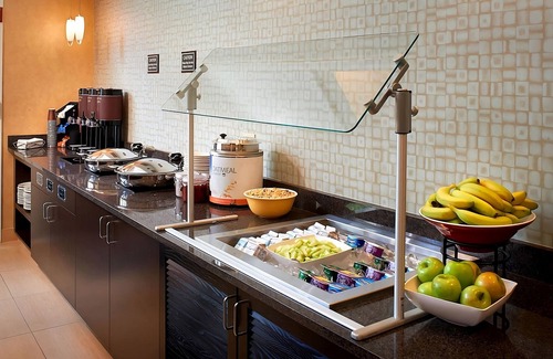 Waukegan Apartment | Indulge In Home Like Comfort! Near Genesee Theater, Pets Allowed, Outdoor Pool!