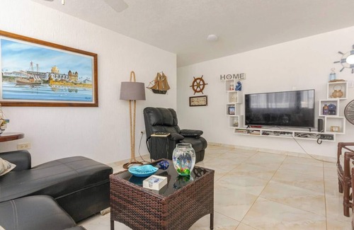 El Laguito Condo | Indulge in the breath taking sunset views of this timeless 1600 sq/ft condo.
