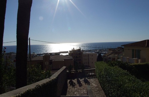 Menton Apartment | Indulge yourself in a luxurious apartment close to the beach.