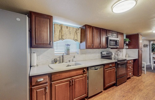 North Valley House | Industrial Calcutta, 4bd, 2 ba, gated parking