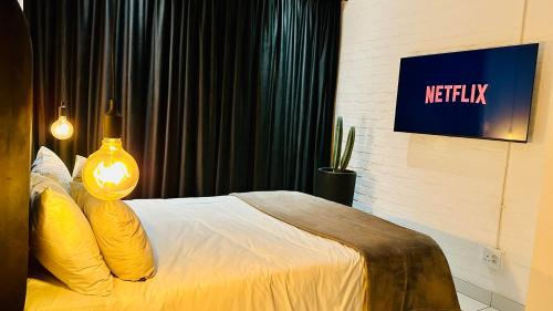 Downtown Johannesburg Apartment | Industrial CHIC Apartment 113 - Luxury City Escape, Washing Machine & Fast WiFi