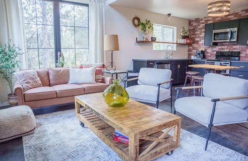 Billings House | Industrial Loft @ Old Pine Retreats