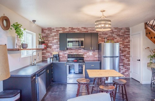 Billings House | Industrial Loft @ Old Pine Retreats