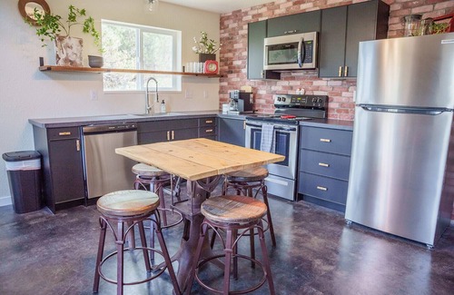 Billings House | Industrial Loft @ Old Pine Retreats