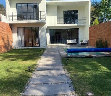 Ocotepec House | Industrialhaus Alberca privada y climatizada