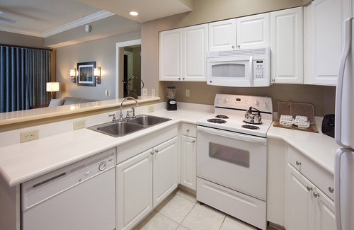 Beachside Village Apartment | Infinity Pool! Close to Beach | Hot Tub + Tennis