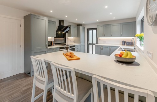 Holsworthy House | Inglewood - Four Bedroom House, Sleeps 8
