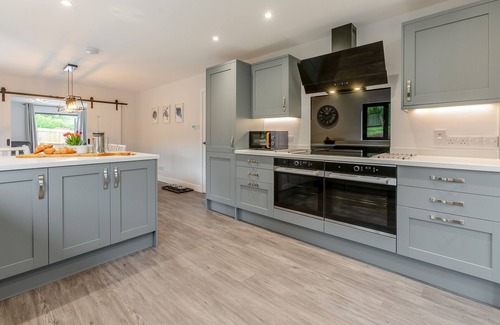 Holsworthy House | Inglewood - Four Bedroom House, Sleeps 8