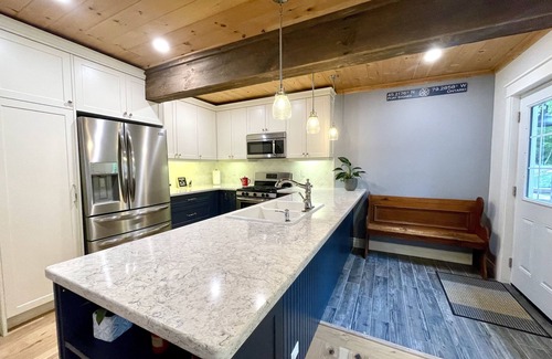 Port Sydney Cottage | Inn The Moment: A Bright and Cozy Getaway in the Heart of Muskoka