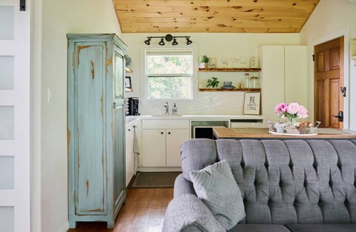 Lincoln Apartment | Inn The Orchard, Modern Log Cabin, on water edge
