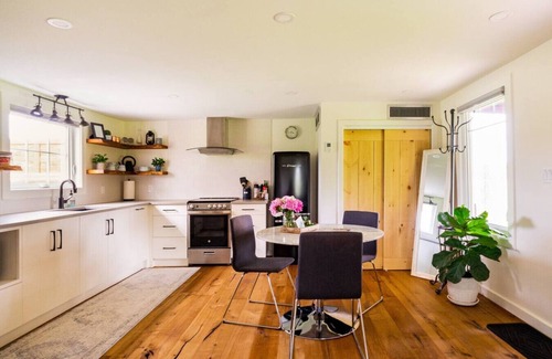 Lincoln Apartment | Inn The Orchard, Modern Cottage, private Hot Tub