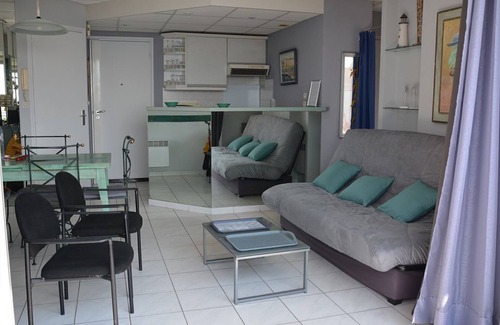 Juan-les-Pins Apartment | INOUBLIABLE ! 2 p SEAFRONT, 50m2 TERRACE Private parking, air-conditioning;