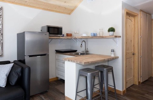 Arrowhead Villas House | Inside Out Cottage · One With Nature|Cozy|Romantic