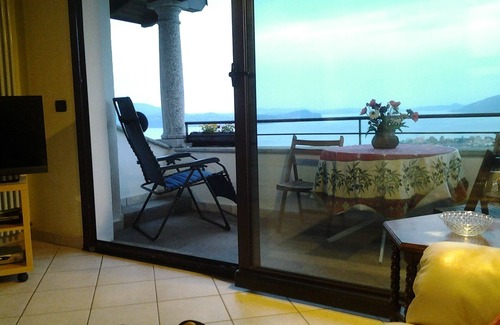 Cissano Apartment | Intimate apartment with terrace overlooking the lake, garden and air conditioning
