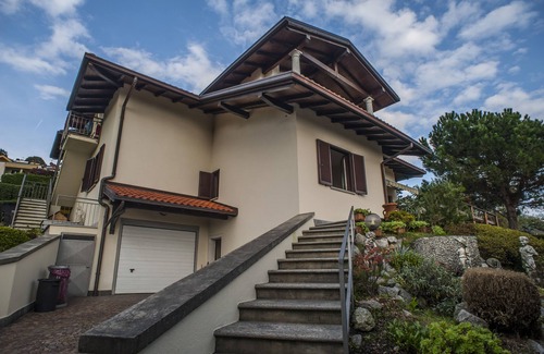 Cissano Apartment | Intimate apartment with terrace overlooking the lake, garden and air conditioning