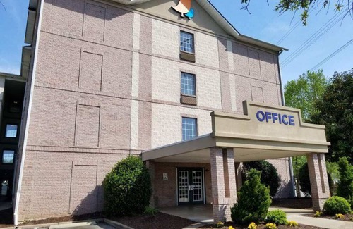 Hampton Hotel | Intown Suites Extended Stay Select Hampton