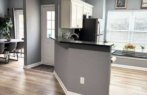 Madison Cottage | Inviting 1 level duplex - Casual Lux inspired