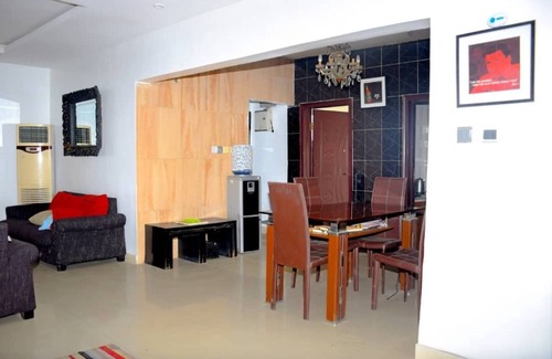 Surulere Apartment | Inviting 2-Bed Apartment in Lagos -canal views