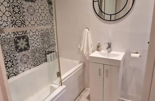 Jesmond Apartment | Inviting 3-Bed Apartment in Newcastle upon Tyne