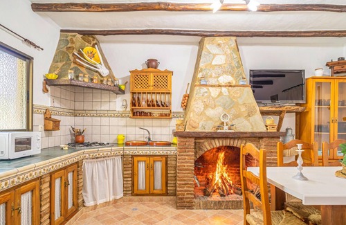 Jubrique House | Inviting cottage with pool and activities for children.