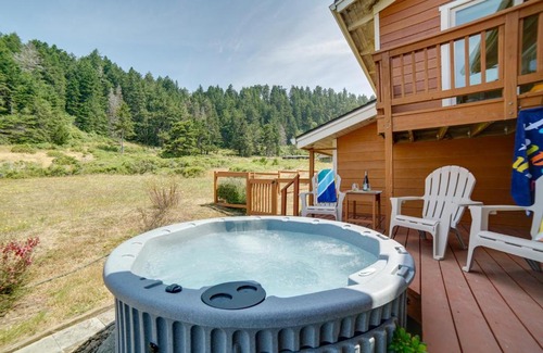Manchester House | Inviting Manchester Home with Hot Tub Near Beach!