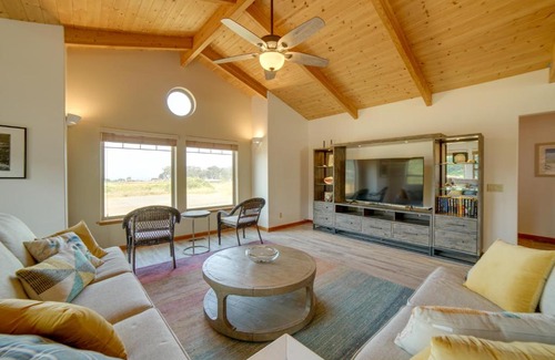 Manchester House | Inviting Manchester Home with Hot Tub Near Beach!