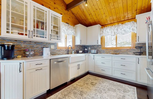 West Dover House | Inviting mountain view home with game room, balcony & W/D