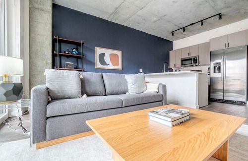 Killgubbin Apartment | Inviting River North 1BR w/Outdoor Pool, 1 Block to L, by Blueground