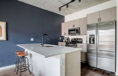 Killgubbin Apartment | Inviting River North 1BR w/Outdoor Pool, 1 Block to L, by Blueground