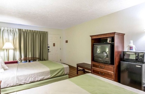 Edgewood House | Inviting Room Near Local Attractions w/On-Site Dining & Laundry Facility