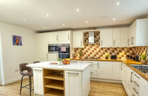 Lincoln House | Inviting & Spacious Home | Free Parking | Hospital