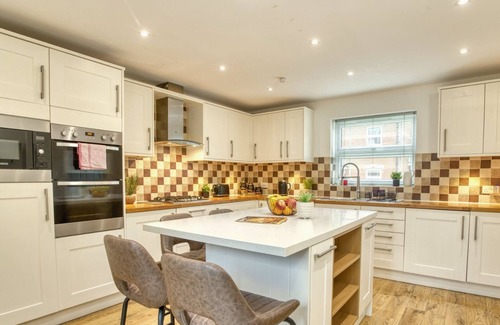 Lincoln House | Inviting & Spacious Home | Free Parking | Hospital