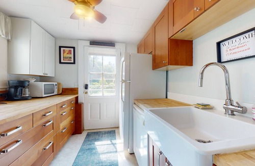 Manchester-by-the-Sea House | Inviting oceanfront cottage with fireplace, beach access, kayaks, & W/D