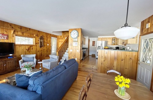 Bradford House | Iona Lake House on Lake Massasecum