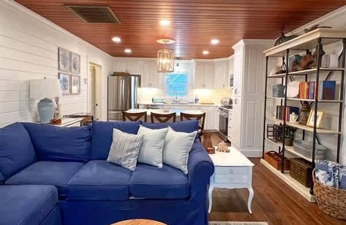 Indian Pass House | IP Beach House- Family Holiday home 3 bedroom sleeps 8 Elevator Pet Friendly Ice