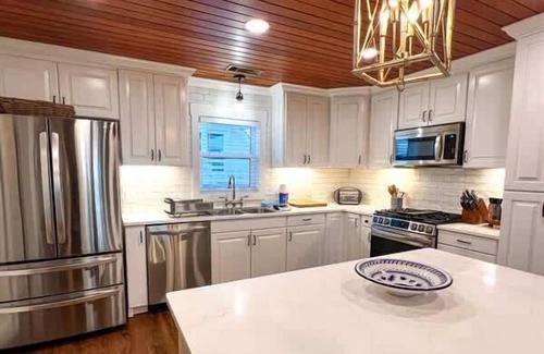 Indian Pass House | IP Beach House- Family Holiday home 3 bedroom sleeps 8 Elevator Pet Friendly Ice