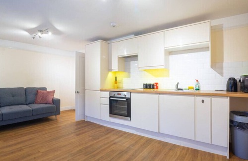 Bury St Edmunds Apartment | Ipswich City Centre Stay – 2BR 2BATH Flat for 6 Guests