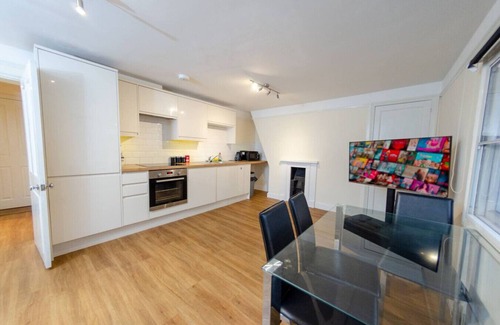 Bury St Edmunds Apartment | Ipswich City Centre Stay – 2BR 2BATH Flat for 6 Guests