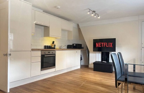 Bury St Edmunds Apartment | Ipswich City Centre Stay – 2BR 2BATH Flat for 6 Guests