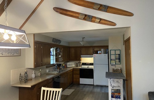 Paradise Hill House | “Iris Cottage” - Cozy Cabin that Sleeps 10