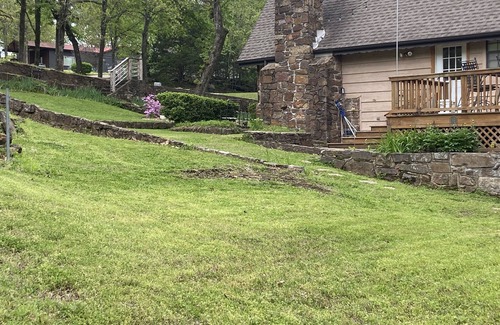 Paradise Hill House | “Iris Cottage” - Cozy Cabin that Sleeps 10