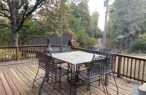 Paradise Hill House | “Iris Cottage” - Cozy Cabin that Sleeps 10