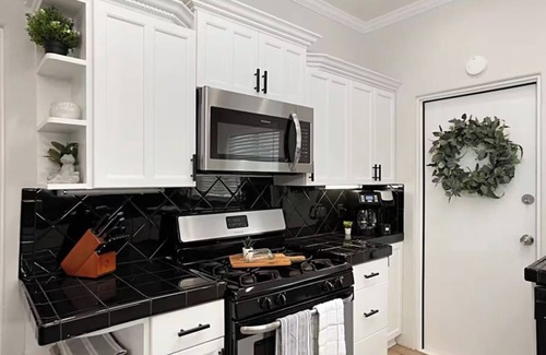 Coronado House | Iris Suite - Walk to Shops, Dining & Ferry Landing