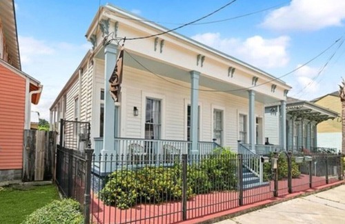 Irish Channel Condo | Irish Channel 2-bedroom condo within walking distance to Magazine Street!