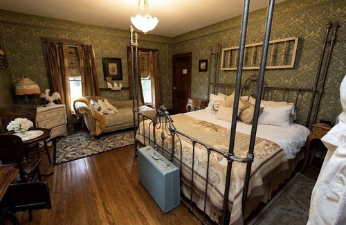 Mazomanie Hotel | Iron Amethyst Inn Boutique Hotel