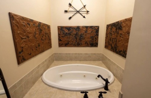 Mazomanie Hotel | Iron Amethyst Inn Boutique Hotel